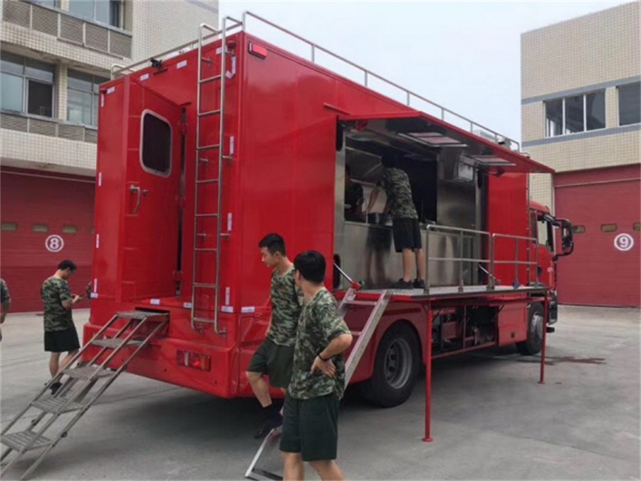 重汽汕德卡300人餐車 重汽汕德卡300人餐車