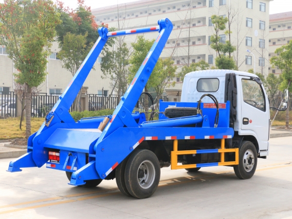 國(guó)六東風(fēng)小多利卡 3~4方 擺臂垃圾車(chē) 國(guó)六東風(fēng)小多利卡 3~4方 擺臂垃圾車(chē)