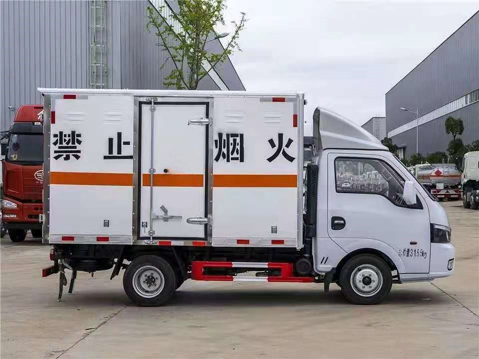 東風途逸3.4米貨廂爆破器材運輸車 東風途逸3.4米貨廂爆破器材運輸車