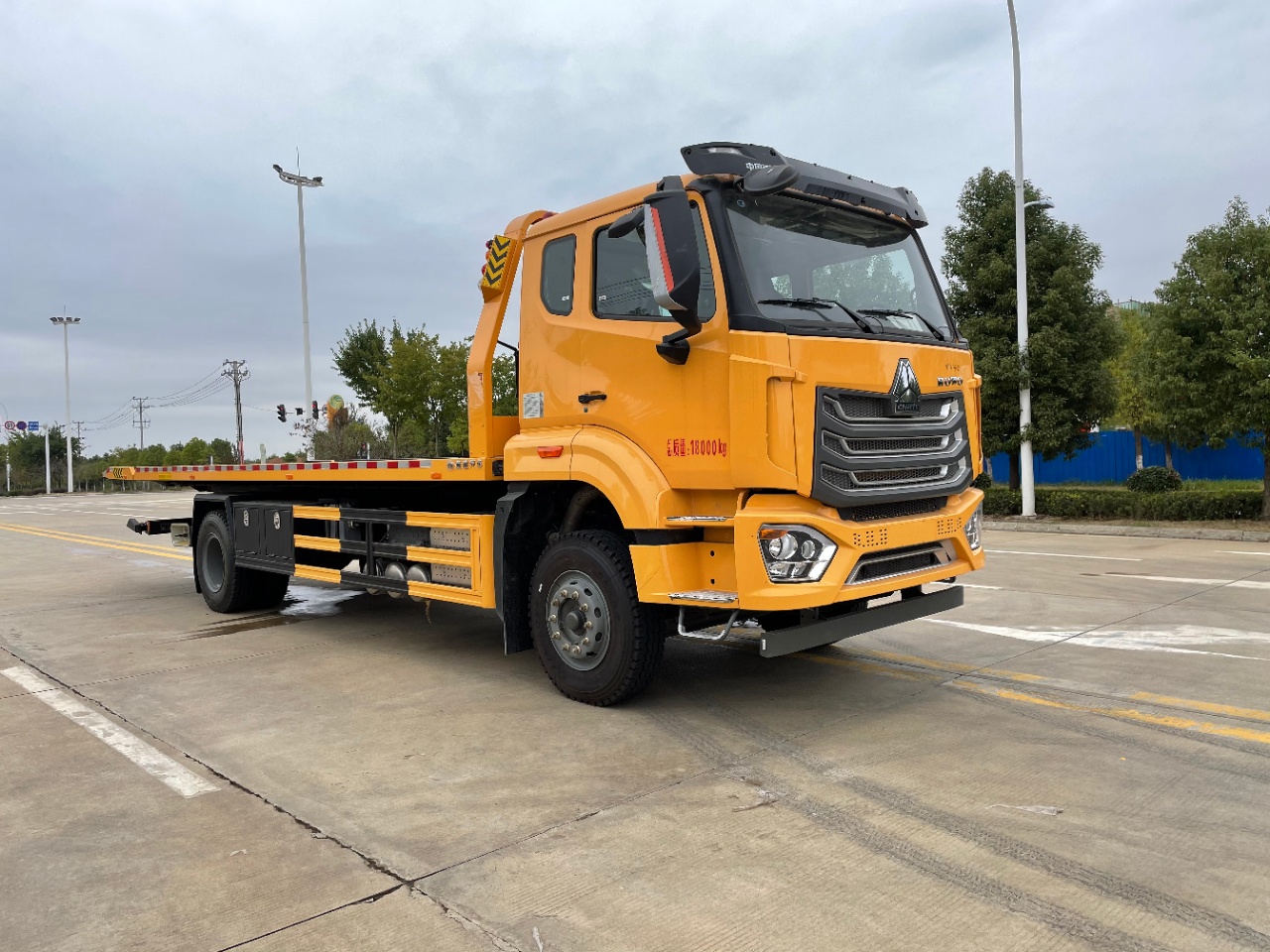 重汽豪沃寬體寬臥單橋大板清障車(chē) 重汽豪沃寬體寬臥單橋大板清障車(chē)