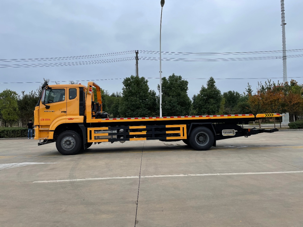 重汽豪沃寬體寬臥單橋大板清障車(chē) 重汽豪沃寬體寬臥單橋大板清障車(chē)