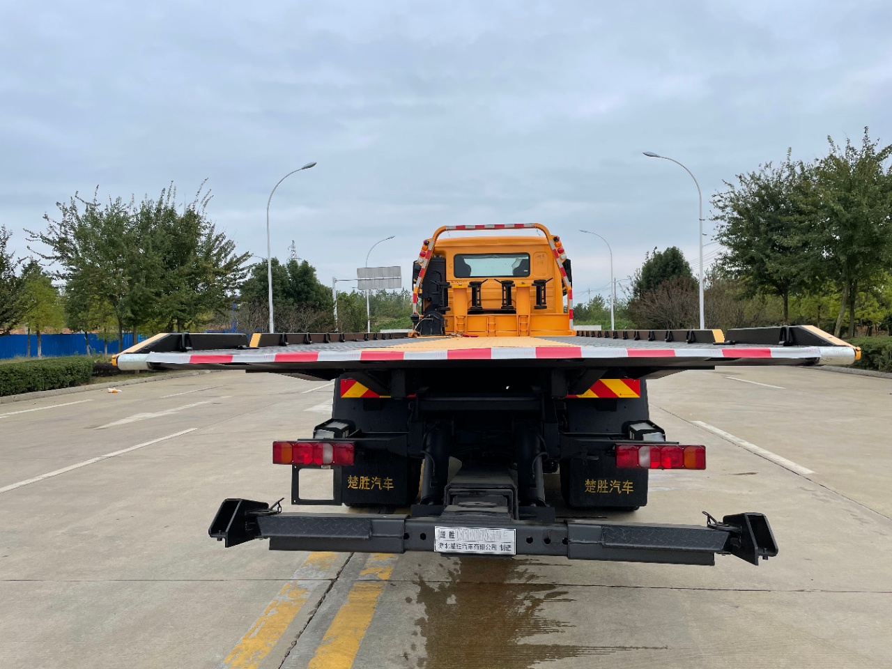 重汽豪沃寬體寬臥單橋大板清障車(chē) 重汽豪沃寬體寬臥單橋大板清障車(chē)